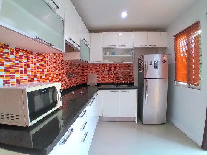 House for sale Pattaya showing the kitchen 