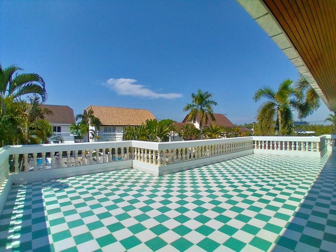 House for sale Pattaya showing the large balcony House for sale Pattaya showing the large balcony
