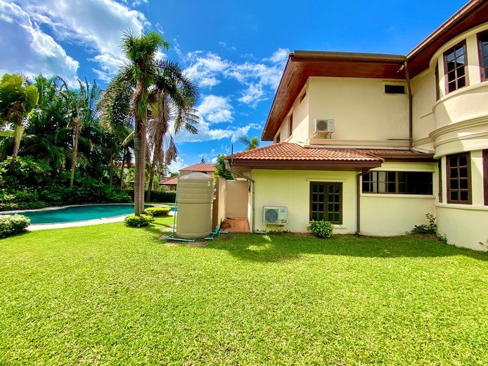 House for sale Pattaya showing the large garden and maid quarters House for sale Pattaya showing the large garden and maid quarters