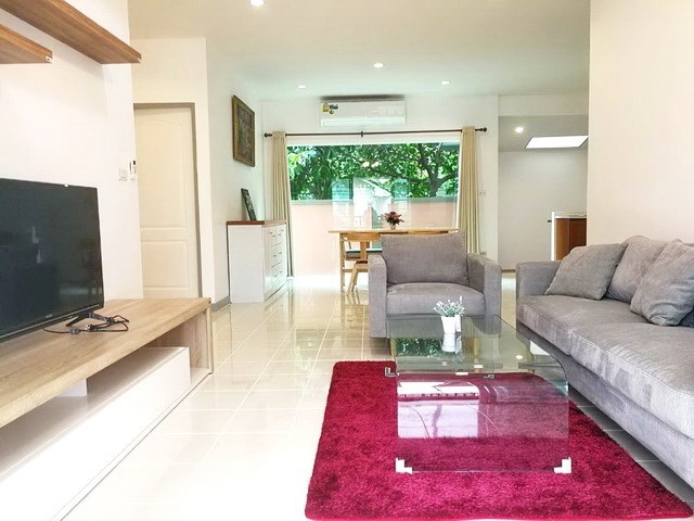 House for sale Pattaya showing the living and dining areas House for sale Pattaya showing the living and dining areas