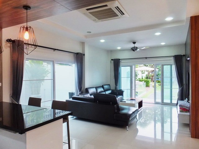 House for sale South Pattaya showing the living area