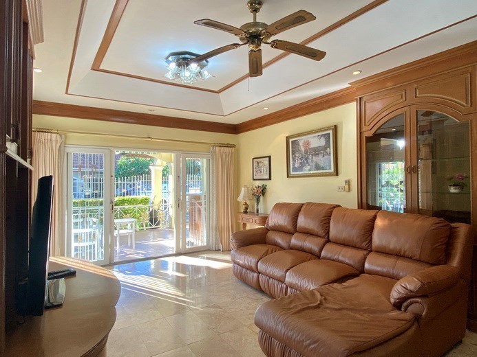 House For Sale Pattaya showing the living area and entrance House For Sale Pattaya showing the living area and entrance