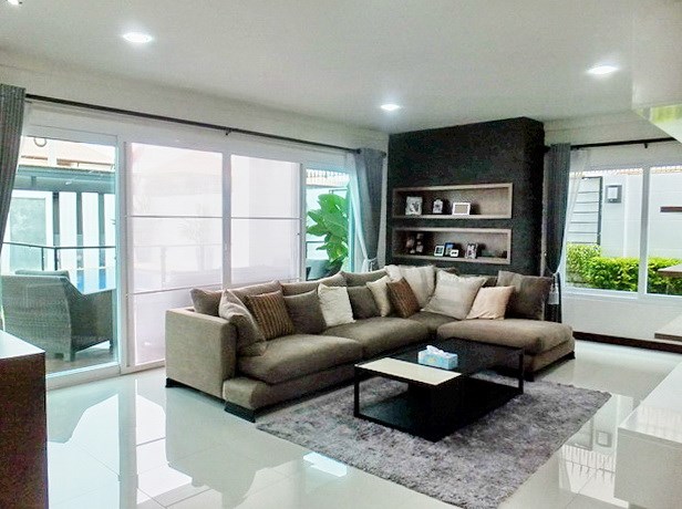 House for sale South Pattaya showing the living room and terrace
