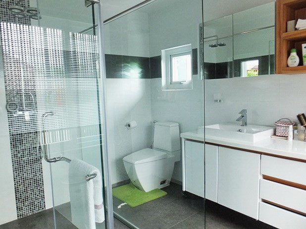 House for sale South Pattaya showing the master bathroom