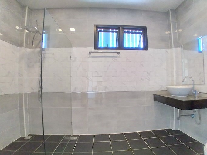 House for sale Pattaya showing the master bathroom House for sale Pattaya showing the master bathroom