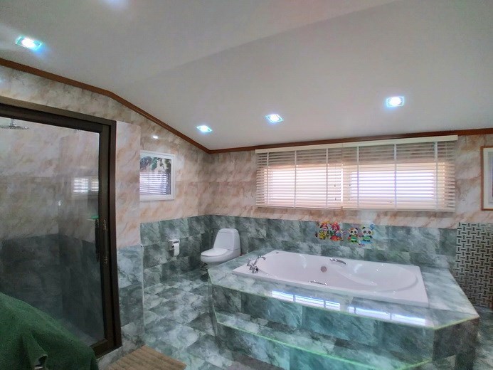 House for sale Pattaya showing the master bathroom with bathtub House for sale Pattaya showing the master bathroom with bathtub