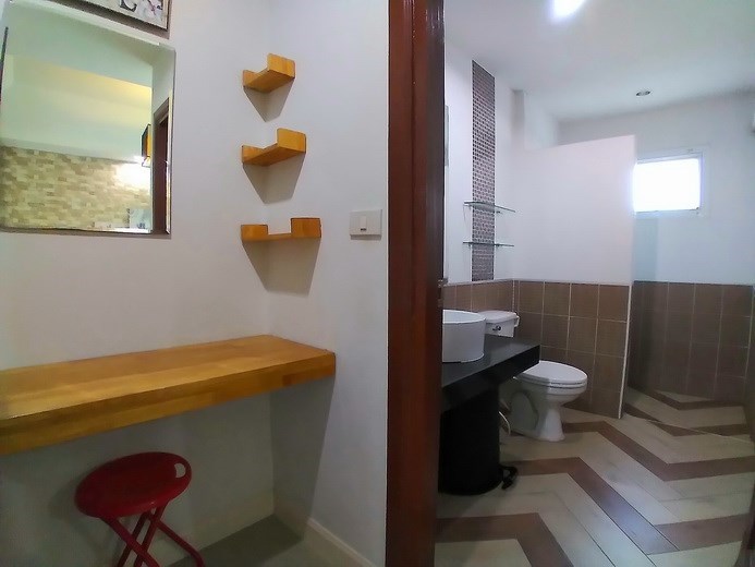 House for sale Pattaya showing the master bathroom 