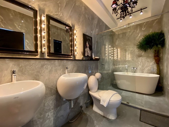 House for sale Pattaya showing the master bathroom 