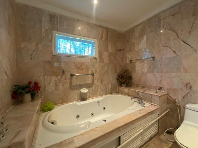 House For Sale Pattaya showing the master bathroom House For Sale Pattaya showing the master bathroom
