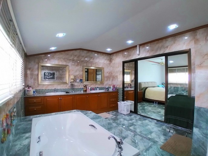 House for sale Pattaya showing the master bathroom 