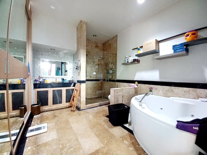 House for sale Pattaya showing the master bathroom with wardrobes 