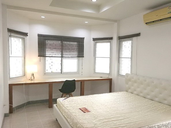 House for sale Pattaya showing the master bedroom House for sale Pattaya showing the master bedroom