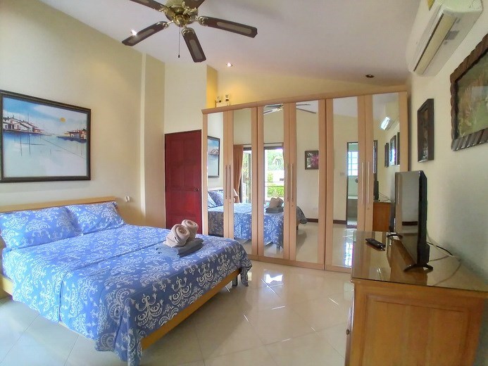 House for sale Pattaya showing the master bedroom House for sale Pattaya showing the master bedroom