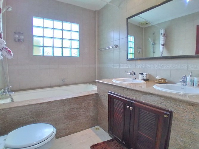 House for sale Pattaya showing the master bathroom House for sale Pattaya showing the master bathroom