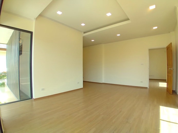 House for sale Pattaya showing the master bedroom House for sale Pattaya showing the master bedroom