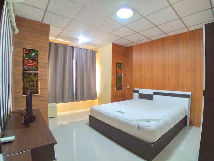 House for sale Pattaya showing the master bedroom House for sale Pattaya showing the master bedroom