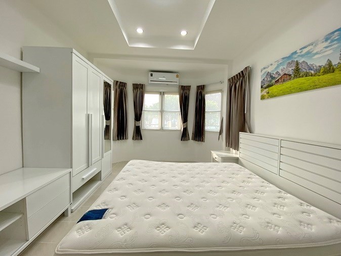 House for sale Pattaya showing the master bedroom