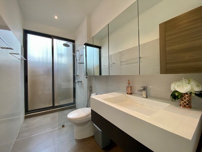 House for sale Pattaya showing the master bathroom 