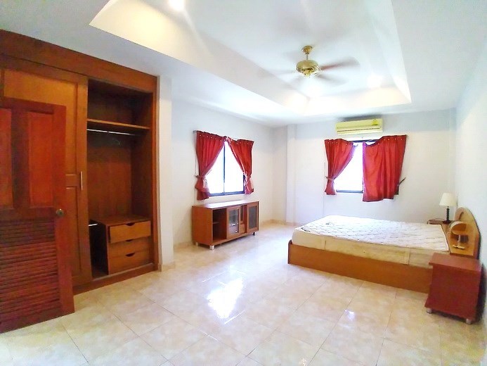 House for sale Pattaya showing the large master bedroom 