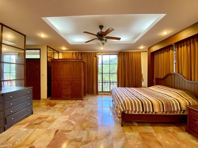 House for sale Pattaya showing the master bedroom House for sale Pattaya showing the master bedroom