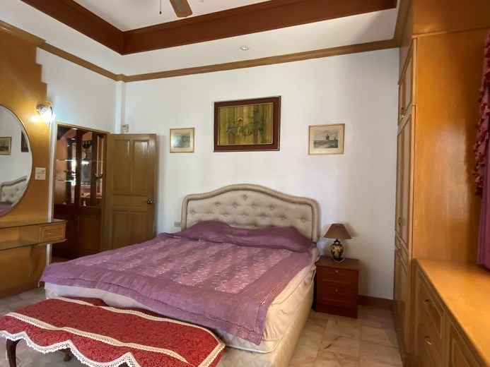 House For Sale Pattaya showing the master bedroom House For Sale Pattaya showing the master bedroom