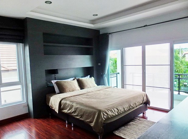 House for sale South Pattaya showing the master bedroom and balcony
