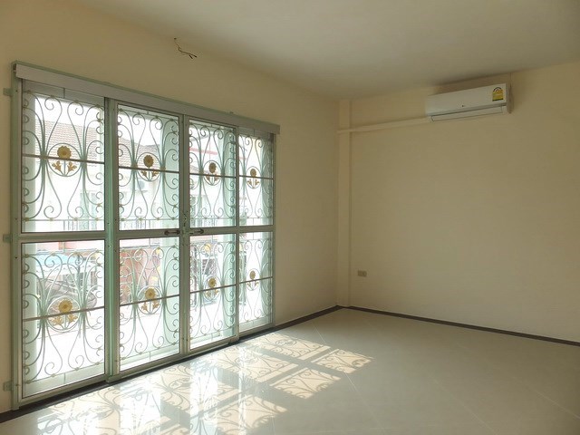 House for sale Pattaya showing the master bedroom and balcony