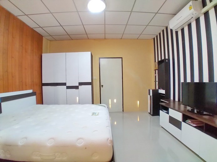House for sale Pattaya showing the master bedroom with furniture House for sale Pattaya showing the master bedroom with furniture