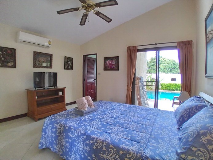 House for sale Pattaya showing the master bedroom pool view House for sale Pattaya showing the master bedroom pool view