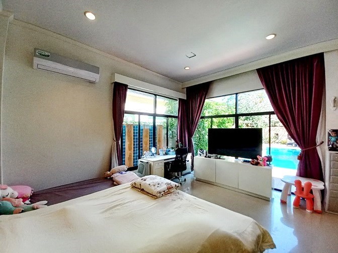 House for sale Pattaya showing the master bedroom pool view House for sale Pattaya showing the master bedroom pool view