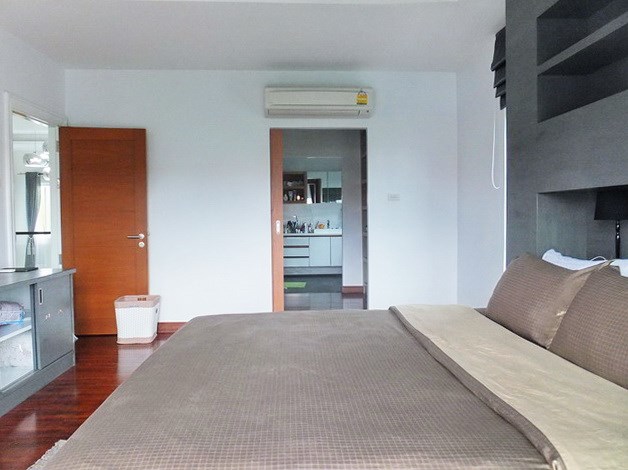 House for sale South Pattaya showing the master bedroom suite