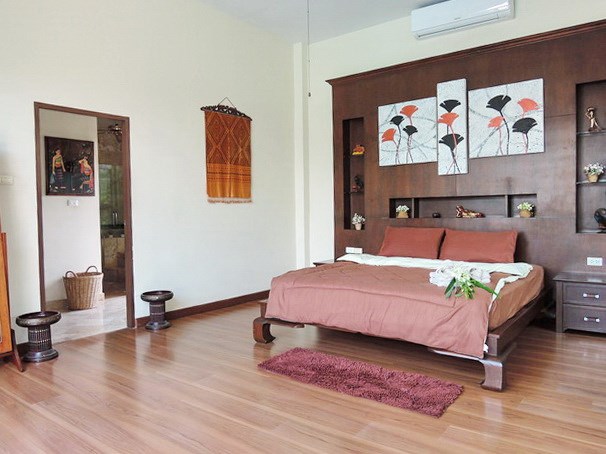 House for sale Pattaya showing the master bedroom suite