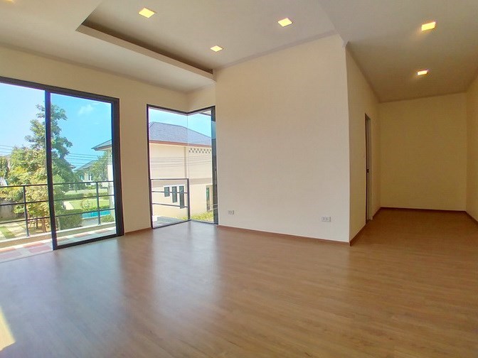 House for sale Pattaya showing the master bedroom suite House for sale Pattaya showing the master bedroom suite
