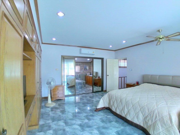House for sale Pattaya showing the master bedroom suite House for sale Pattaya showing the master bedroom suite