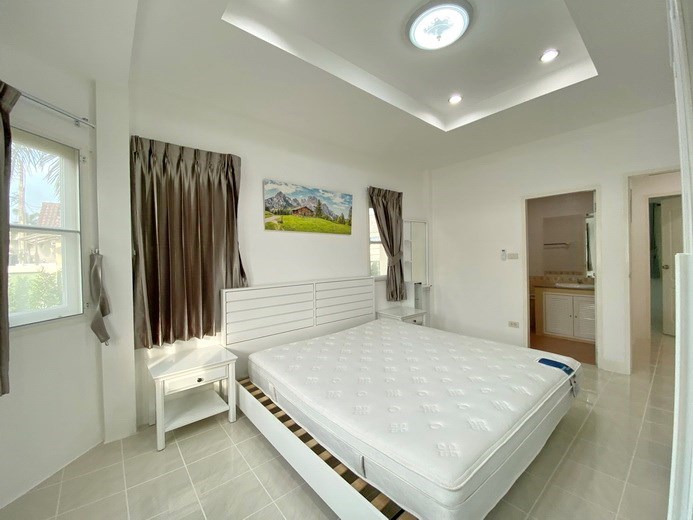 House for sale Pattaya showing the master bedroom suite