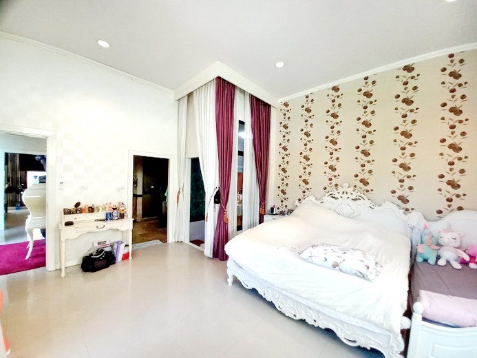House for sale Pattaya showing the master bedroom suite House for sale Pattaya showing the master bedroom suite