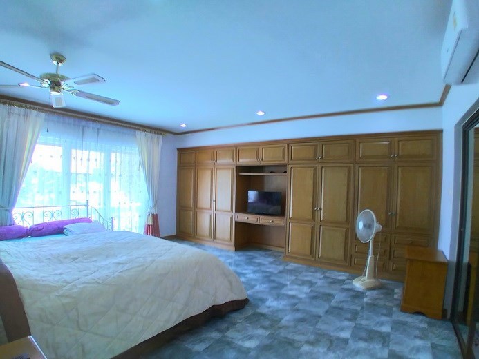House for sale Pattaya showing the master bedroom with built-in wardrobes House for sale Pattaya showing the master bedroom with built-in wardrobes