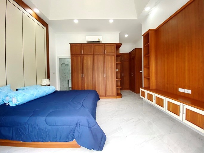 House for sale Pattaya showing the master bedroom with built-in wardrobes 