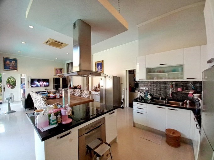 House for sale Pattaya showing the open plan concept 