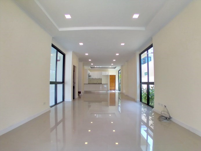 House for sale Pattaya showing the open plan concept House for sale Pattaya showing the open plan concept