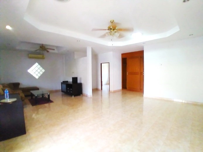 House for sale Pattaya showing the open plan living area 