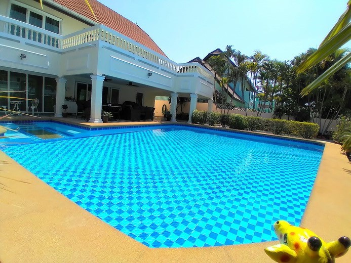 House for sale Pattaya showing the pool and terrace 