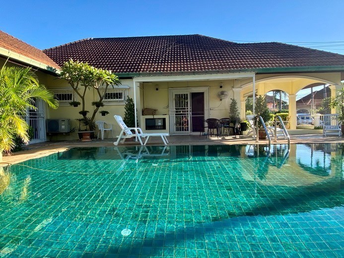 House For Sale Pattaya showing the pool and terrace House For Sale Pattaya showing the pool and terrace