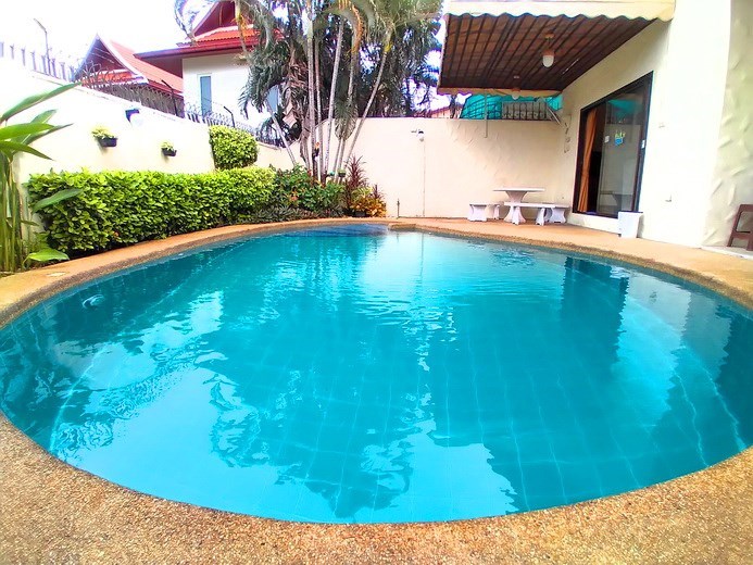 House for sale Pattaya showing the private pool House for sale Pattaya showing the private pool