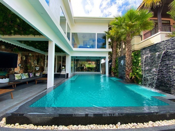House for sale Pattaya showing the private pool
