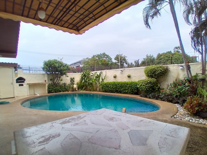 House for sale Pattaya showing the covered terrace and pool 