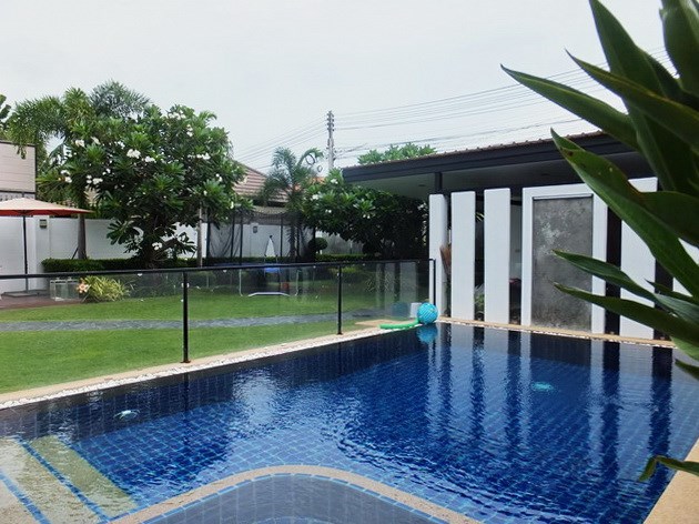 House for sale South Pattaya showing the private swimming pool