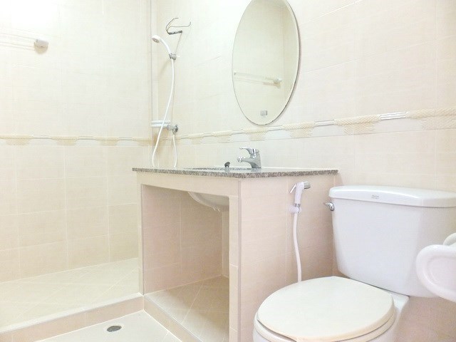 House for sale Pattaya showing the second bathroom