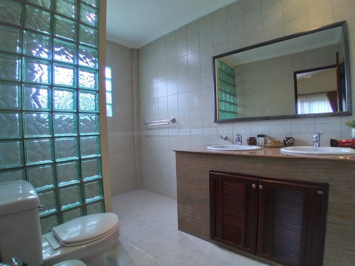House for sale Pattaya showing the second bathroom House for sale Pattaya showing the second bathroom