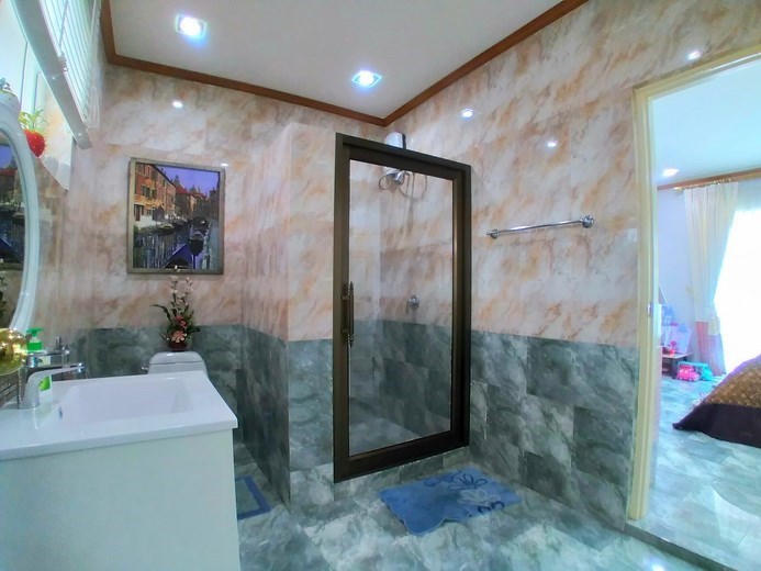 House for sale Pattaya showing the second bathroom House for sale Pattaya showing the second bathroom